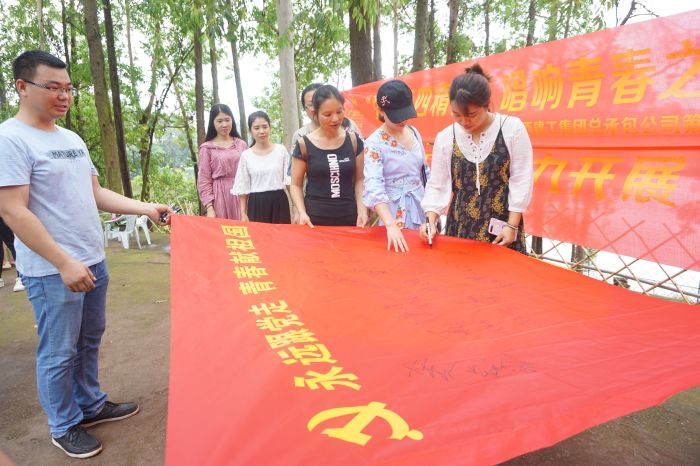 1526873794662043.jpg 04署名活动现场.jpg