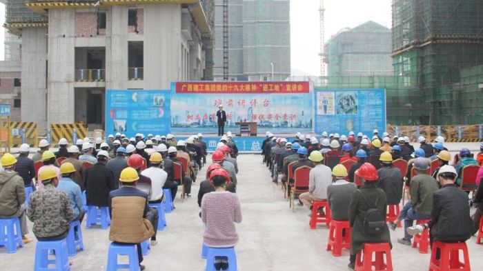 1530764362544653.jpg 集团公司副总经理侯立林在皤龙幼区项目进行十九大心灵宣讲.jpg