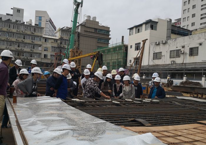 1542189555113362.jpg 参观进建地下陆续墙的施工过程.jpg