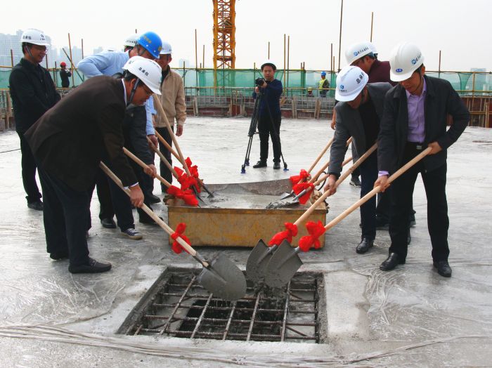 2各公司代表将最后一铲混凝土浇筑。王莹摄。.jpg