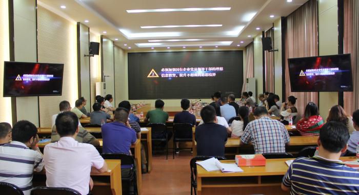 11旁观现场。韦文 摄700.JPG