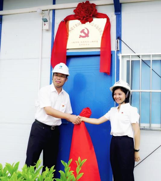 4.1陈祖训为项目党支部成立揭牌。谢微旋 摄700.JPG