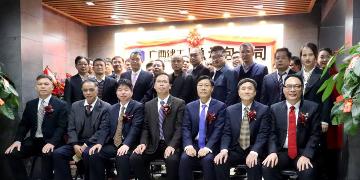 公司在家辅导与各单元代表合影留想。王平顶山 摄.jpg
