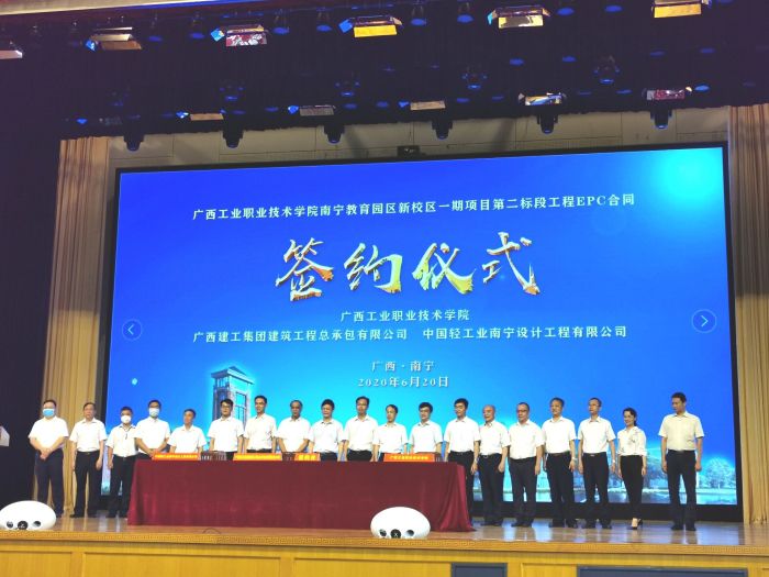 签约合影。 王瑾贞 摄.jpg