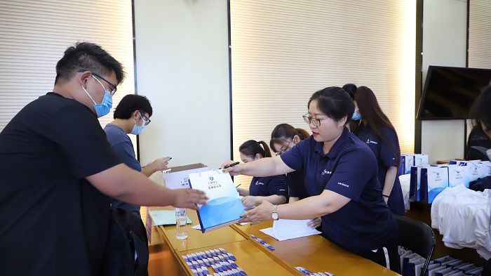 为新员工发放胸片、衣服等。李立云 摄.JPG