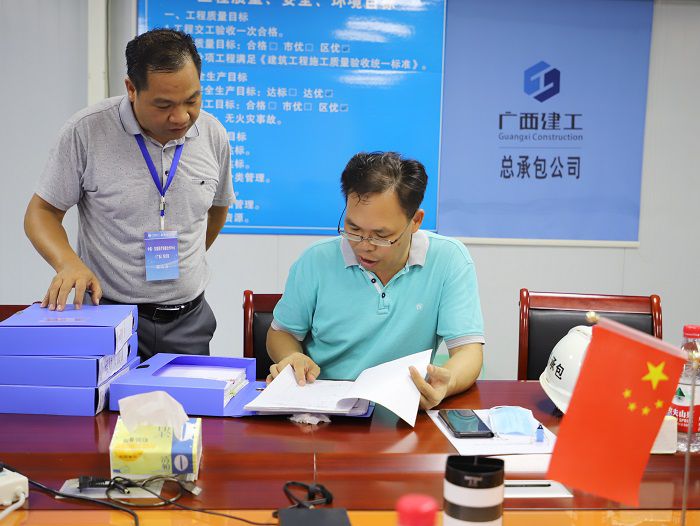 陈祖训查抄项目安全资料。 李立云 摄.JPG