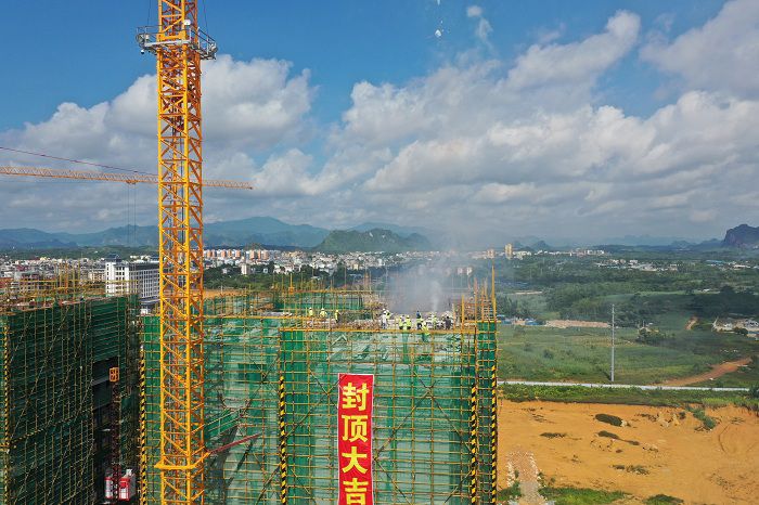 封顶照片。卢瑞阳 摄.JPG
