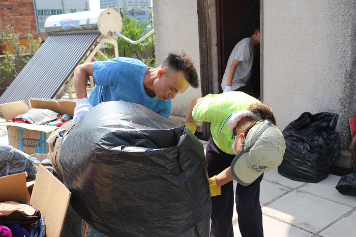 收运垃圾。刘萌萌 摄.JPG