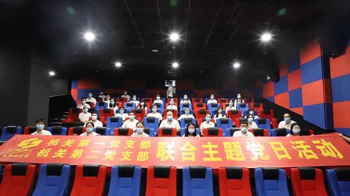 6号厅观影人员合影。李立云 摄.JPG