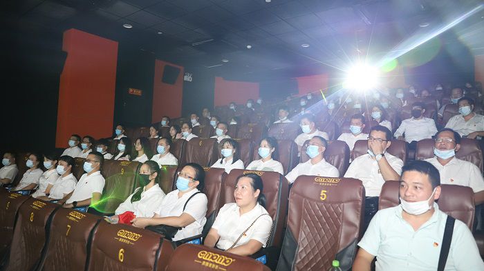 5号厅观影人员合影。邓灿滨 摄.JPG