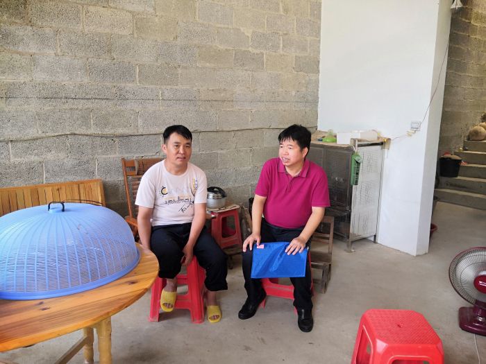 1603942099862658.jpg 06岑廷义到结队助扶穷困户家中走访.jpg