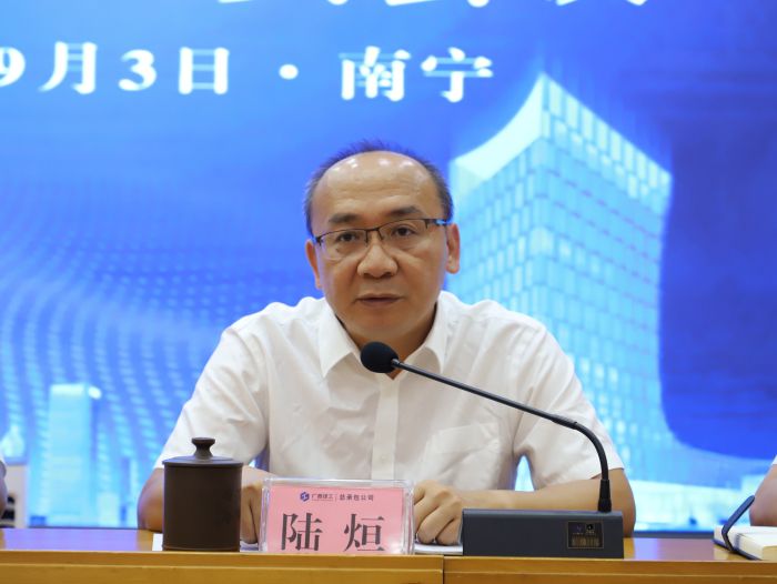 陆烜主持。李立云 摄.jpg