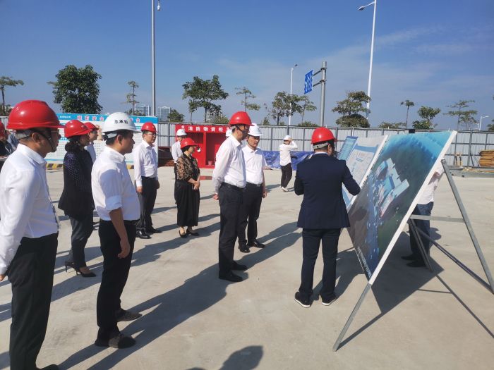 1603963260881979.jpg 调查团听取项目情况介绍.jpg