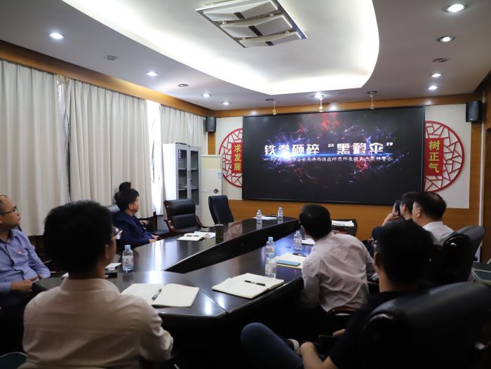 旁观警示教育片。韦文 摄.jpg