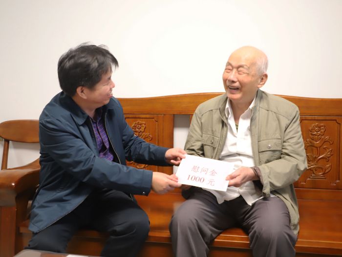 1606964622405918.jpg 1奉上慰问金.jpg