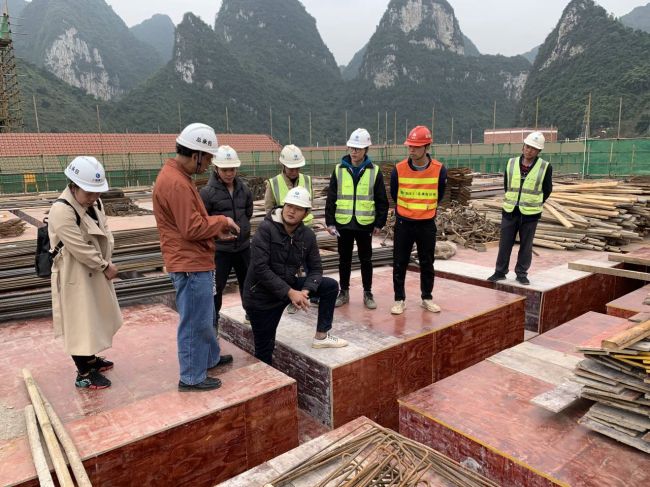 宏伟模板施工现场。陈志健 摄.jpg