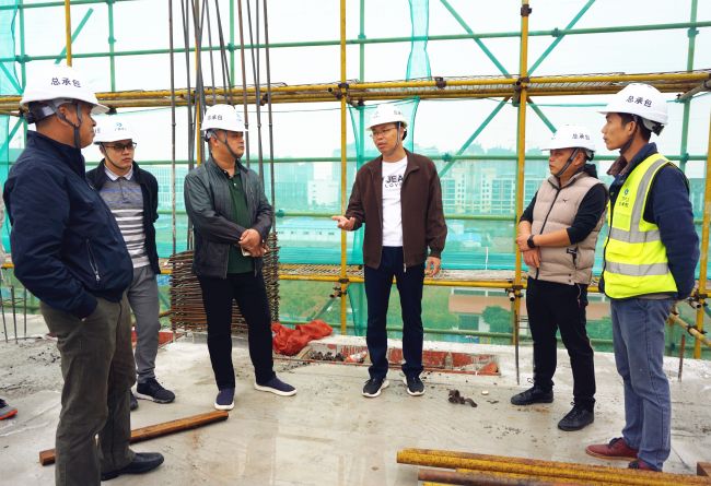 公司董事长、党委书记陈祖训深刻现场调研领导；瓶『 摄.jpg