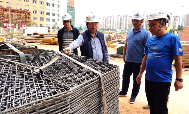 公司党委副书记、纪委书记、工会主席岑廷义深刻现场查看。谢微旋 摄.jpg