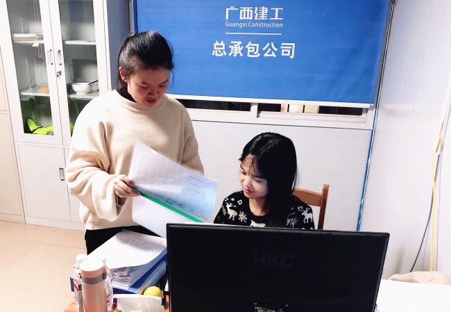 内业工作组加班加点力杏装当日事当日毕”；瓶『 摄.jpg