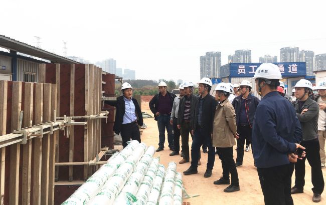 观摩现场，各人当真进建。雷黄冈 摄.jpg