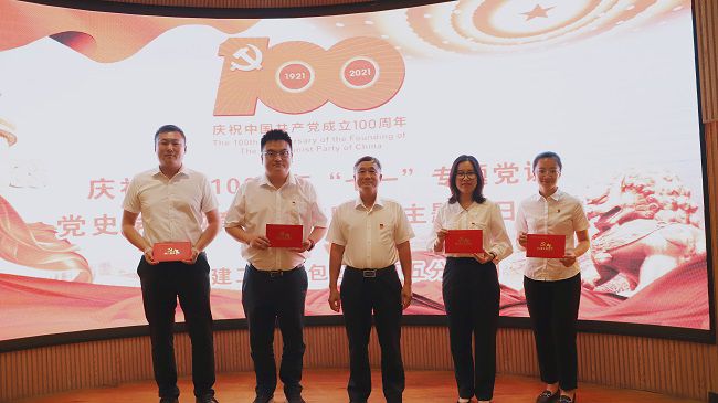 赠送政治生日贺卡合影。卢勤 摄（建图）.jpg