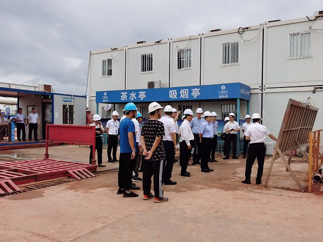 孙大光在听取项目情况汇报。祁建强 摄（建图）.jpg