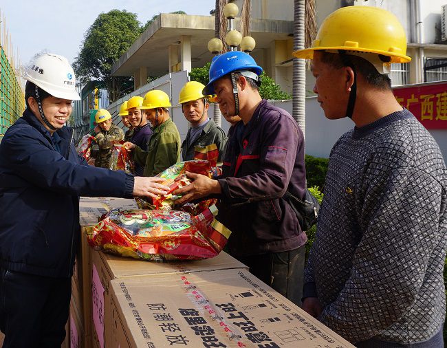 （建图）为一线工人发放慰问品。谢微旋 摄_副本.jpg