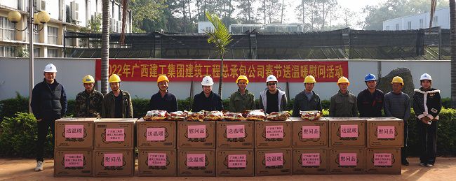 （建图）与一线工人合影。谢微旋 摄.jpg