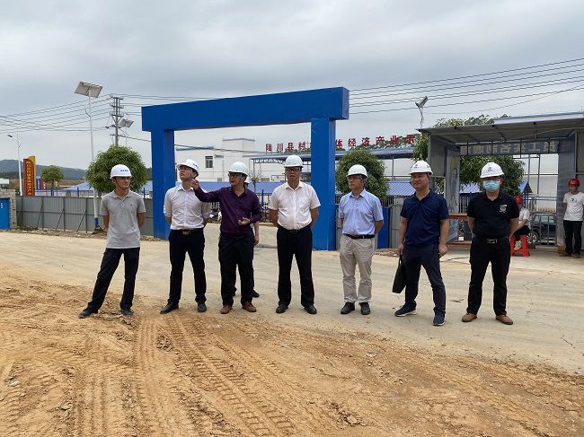 蔡桂全（右四）在项目查抄。廖益通 摄（建图）.jpg