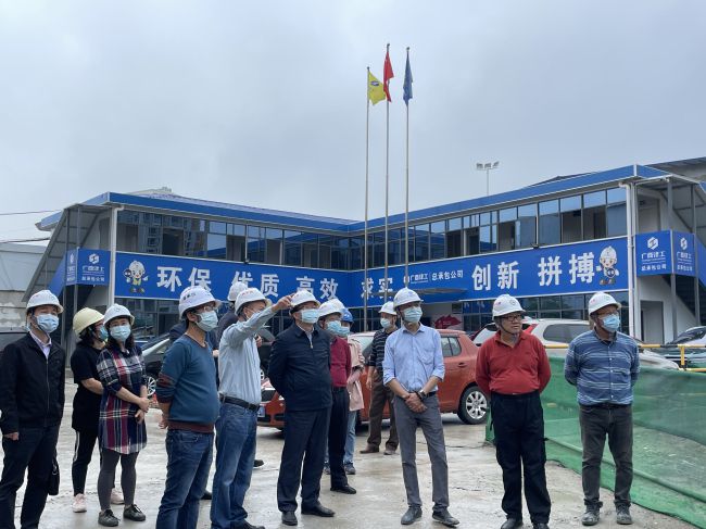 视察项目进度。梁观德 摄（建图）.jpg