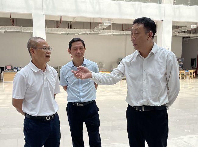 谢瑾瑜（右一）查抄现。ńㄍ迹.jpg