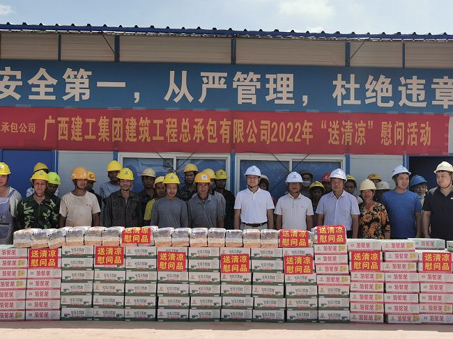 慰问活动合影。王瑾贞 摄（建图）.jpg