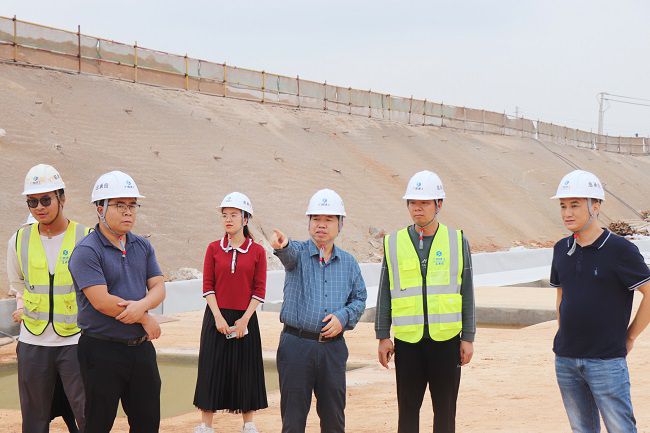 岑廷义深刻现场视察施工过程。周煜川 摄（建图）.jpg