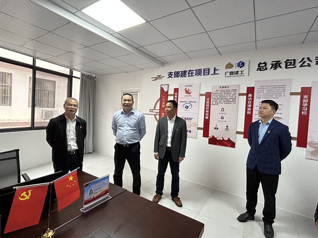 邓少新参观项目党员活动室。蔡怡灵 摄（建图）.png
