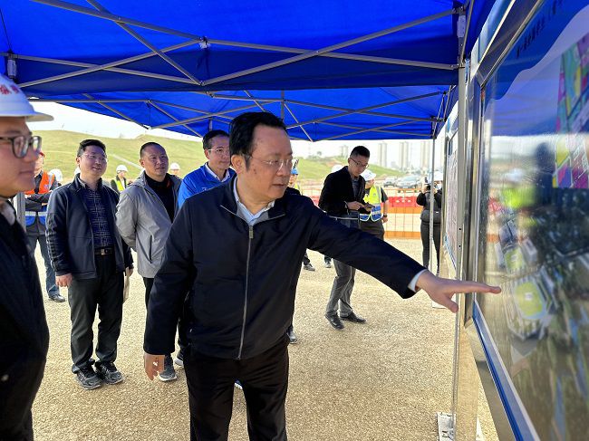唐宁在项目调研（建图）.jpg