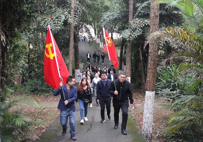 徒步走。张钊林 摄（建图）.jpg
