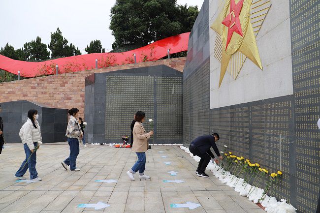 献花。张钊林  摄（建图） (2).jpg