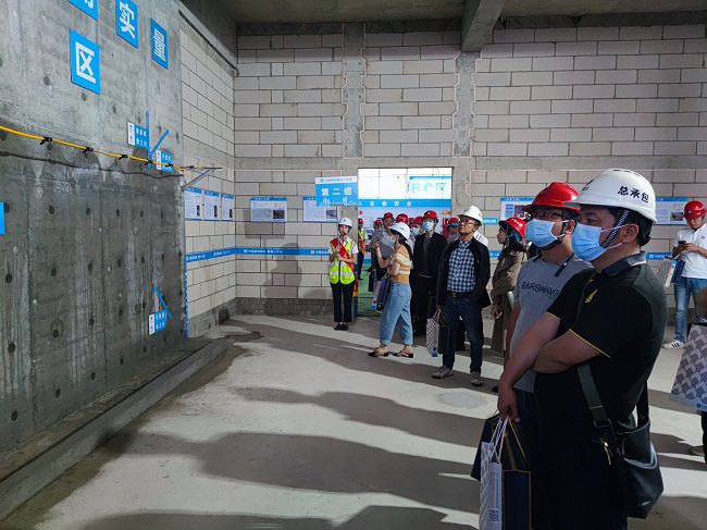 公司员工观摩。覃桂整 摄（建图）.jpg