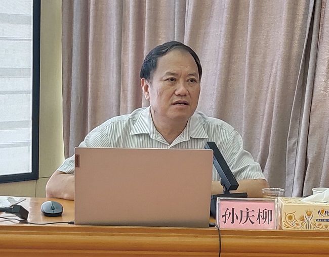 孙庆柳在授课；票ι 摄（建图）.jpg