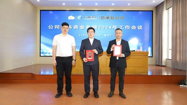 1710116788260471.jpg 黎双荣为先进幼我颁奖 建图.JPG