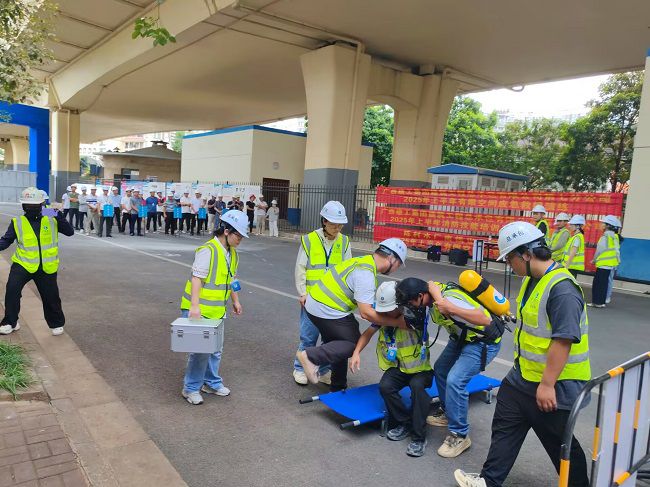 有限空间接济。陆振官 摄（建图）.jpg