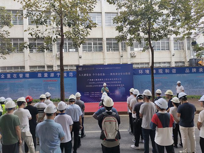 莫志元做演练带头和颁发演练起头；票ι 摄（建图）.jpg
