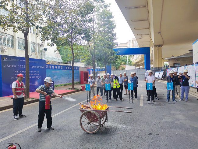 梅锦辉示芳火器操作；票ι 摄（建图）.jpg